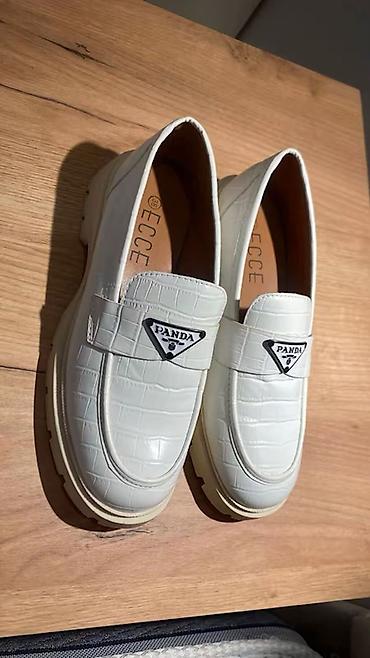 brend ayaqqabilar: Ağ rəngli qadın loafers ayaqqabı - Üst material: krokodil naxışlı — 1