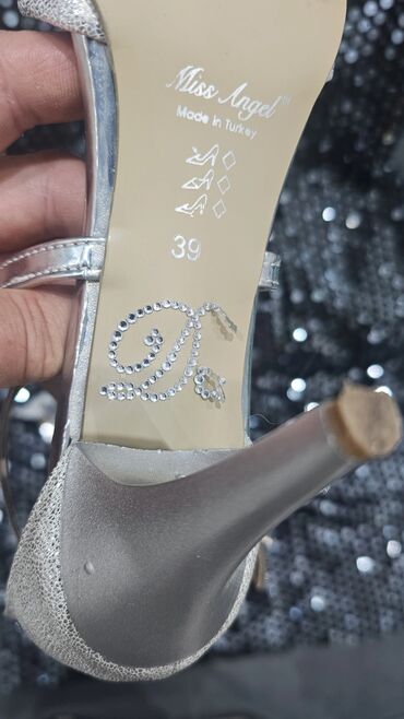 Kompleti: Set za svečane prilike: šljokičasta haljina + srebrne sandale - — 4