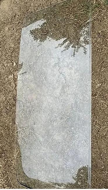 işlənmiş xalça: Şüşə panel – düzbucağa yaxın forma, küncləri yüngülcə yumrulanmış. - — 1