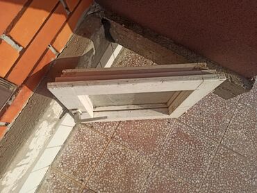 Prozori: Dva prozora bez okvira: veći 69x71,5cm duplo staklo i manji 50x47,5 — 14