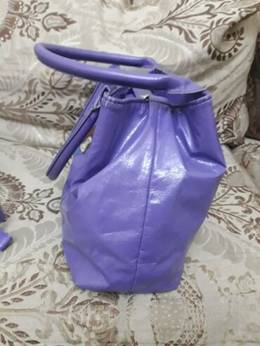 вместительная сумка: Сумочка для девочек. Производство Москва. Довольно вместительная,и