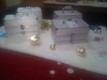 Šminka: *Miss Rose Veliki kofer sa sminkom* Sadrži: *94 senki *12 ruzeva na lalafo.rs — 6 Šminka: *Miss Rose Veliki kofer sa sminkom* Sadrži: *94 senki *12 ruzeva — 6