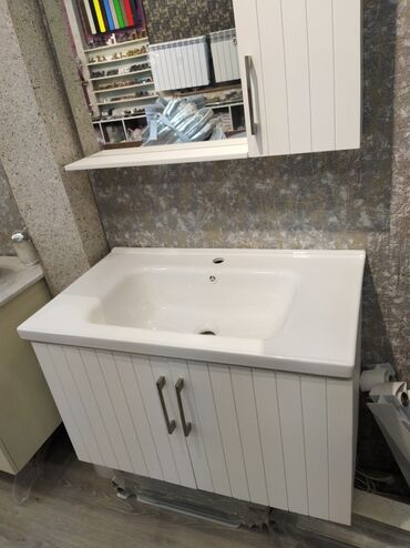 Металлопрокат: Ağ rəngli, keramik lavabo ilə birlikdə olan asma hamam dolabı. Lavabo