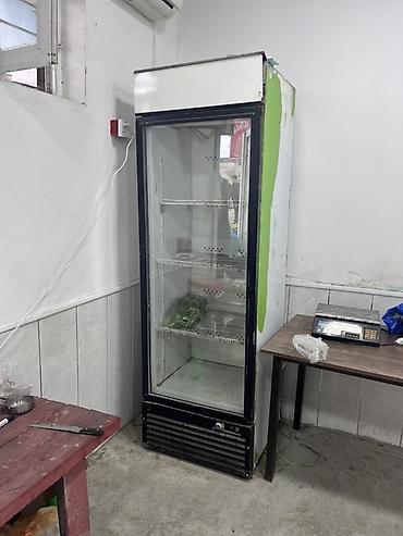 Şüşə qapılı ticarət soyuducusu vitrini. Məhsulların həm saxlanması