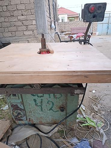 frez satışı: Tecili satilir.Taxta emalı üçün frez dəzgahı satılır. Bicagi uzerinde — 1