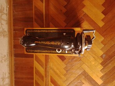 Qədim tikiş maşınları: Məhsul: Köhnə tip əl ilə işləyən tikiş maşını (daşınan model) Təsvir — 2