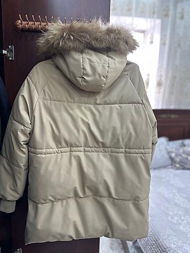 белый пуховик: Куртка зимняя, теплая. Состояние хорошее. Размер М — 2
