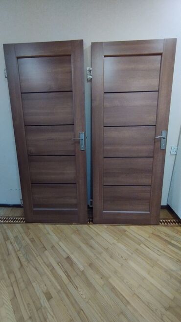 Otaq qapıları: 2 eded qapi satilir olcusu 2 m /88.Çərçivəsi var porblemi yoxdu