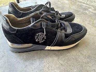 Salonke: Dve vrste obuće: 1) Bele patike sa pertlama - Klasičan nizak model sa — 11