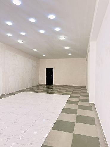 50 m2 ofislər: İcarə üçün obyekt (mağaza/ofis) - Geniş ön fasad və şüşə giriş qapısı — 3