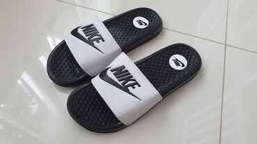 zelene pantalone muske: Papuce (NOVO)
Nike--41
Šaljemo ili licno preuzimanje