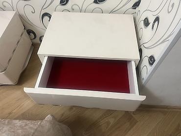 set mebel: Məhsul: 2 ədəd çarpayı yanı tumbası (set) - Rəng: ağ, parlaq səthli - — 2