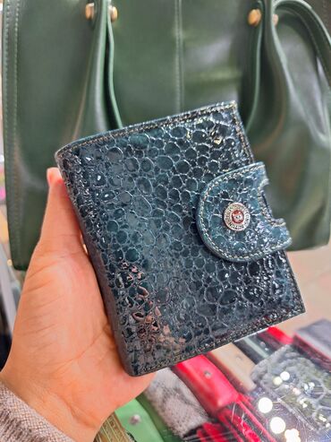 Кошельки: Компактный женский кошелёк с кнопочной застёжкой. Особенности: - — 8