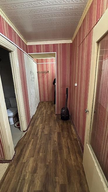 Продажа квартир: 1 комната, 31 м², ул. Курманжан Датка-Гапара Айтиева, Хрущевка, 2 этаж, Косметический ремонт — 3