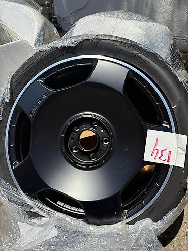 275 40 22: 235/40R22 ölçülü təkərli qara rəngli avtomobil diski. Bu disk müasir — 1