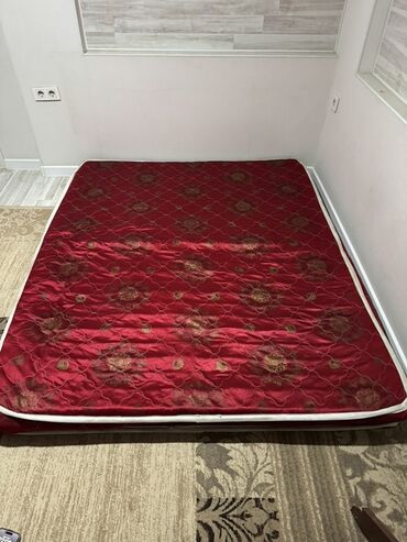стандартные размеры матрасов: Матрас с красным покрытием и цветочным узором. Подходит для