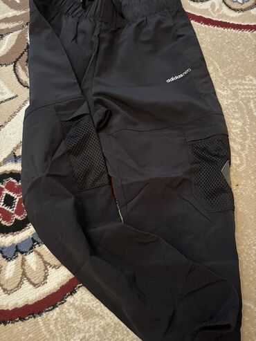 бюстгальтер с открытой спиной: Спортивные брюки adidas neo, черные. - Легкие брюки прямого кроя -