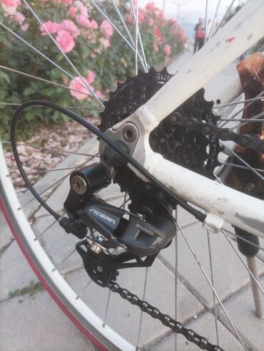 Шоссейные велосипеды: Шоссейный велосипед с алюминиевой рамой. 🔧 Характеристики: - Рама — 8