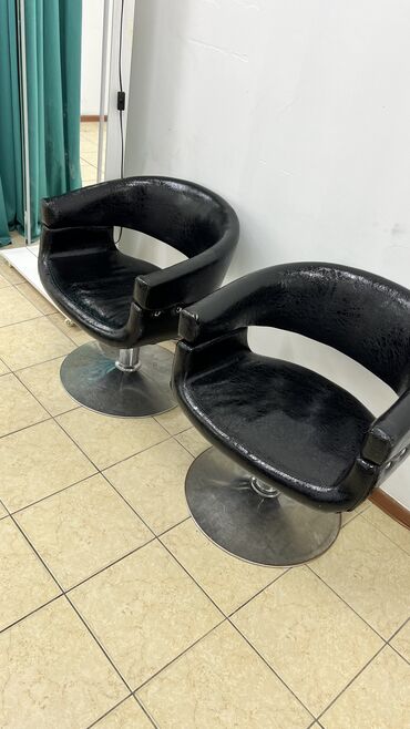 оборудование для магазина: Продаю кресло для парикмахера Состояние очень хорошее 7000 есть три
