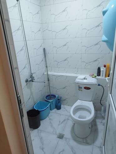 Uzunmüddətli kirayə mənzillər: Tam mebellı mənzil interyeri - Zal: Yumşaq künc divan dəsti, əlavə — 9