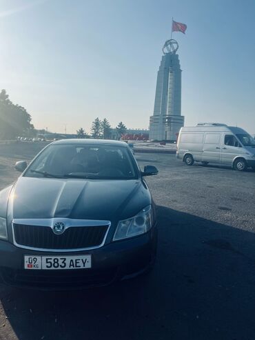 на опель вектра а: Автомобиль Skoda Octavia, серого цвета. Отличается надежностью и