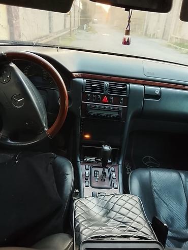 Mercedes-Benz: Mercedes-Benz E-Class: 2.2 l | 2000 il Sedan — 5