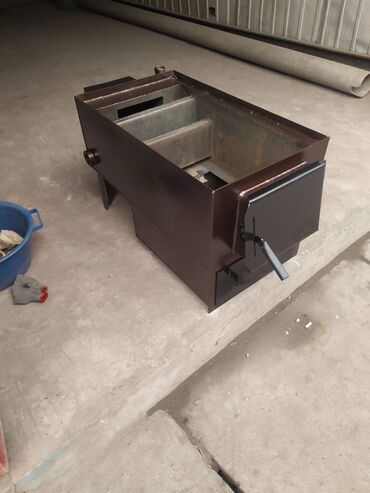 Отопление: Комбинированный котел для отопления на верху плита размером 38/76см,на