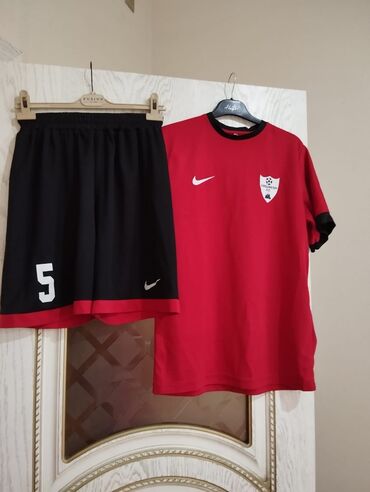 Свадебные платья и аксессуары: Fudbolka 40L razmer