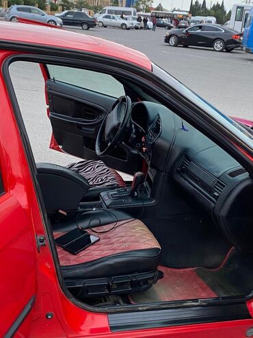 Digər Avtomobillər: Qırmızı rəngli sedan avtomobil Xüsusiyyətlər: - Korpus: 4 qapılı — 12