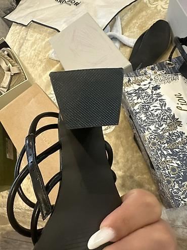 sendel: Qadın sandaleti – qara, dabanlı - Model: zərif çoxzolaqlı sandal - — 2