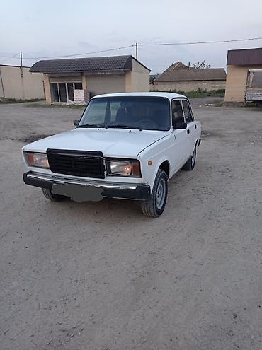 turbo az atego: VAZ 2107 avtomobili təqdim olunur. Sedan kuzovlu, ağ rəngli klassik — 1
