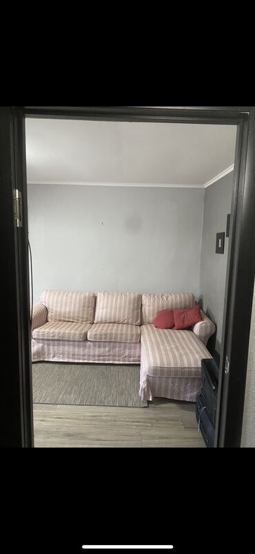 диван угловой: Бурчтук диван, түсү - Кызыл, Колдонулган