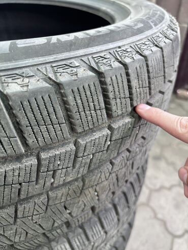 шипованные шины б у: Продам комплект зима 245/45/18 3 резины почти новая, 95% протекторов