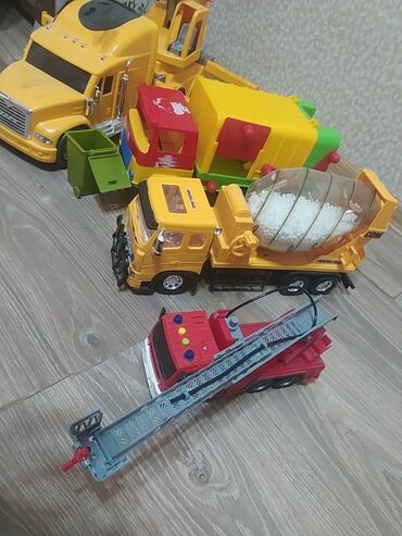 Uşaqlar üçün dörd oyuncaq nəqliyyat vasitəsi dəsti. Dəstə bir
