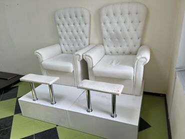 косметологическое кресло: Продаю педикюрные кресла по штучно подиум в подарок . без раковины