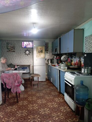 киргизии: 60 м², 4 комнаты, Старый ремонт Без мебели