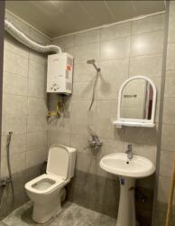 Uzunmüddətli kirayə mənzillər: Xəzər dairəsi yaxınlığında yerləşir. Qaz su işıq daimidir, ətrafda — 12