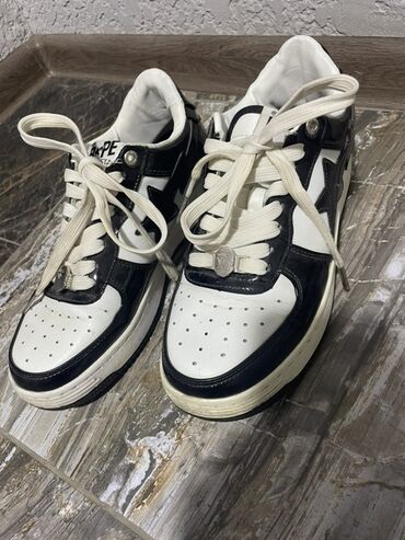 Кроссовки и спортивная обувь: Пара кроссовок BAPE STA в черно-белой расцветке. Эти кроссовки имеют