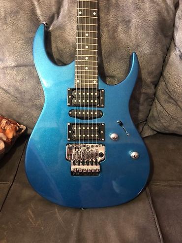 kitara: Elektrik gitara – mavi metalik rəngli, superstrat tipli korpus — 1