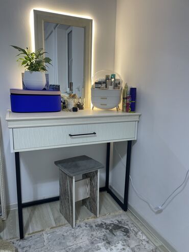 туалетный столик с зеркалом: Спальный гарнитур, Комод, цвет - Бежевый, Новый