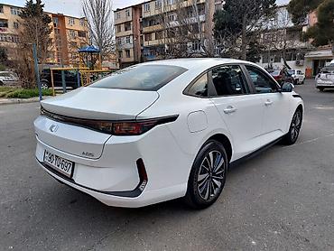 Chery: Model: Omoda A05 (sedan) Rəng: ağ Yanacaq sistemi: hibrid (benzin + — 4