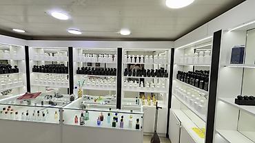 parfüm vitrini: 170 cesid yag top ve delux keyfiyyetde. Her biri ortalama 50/100ml — 2