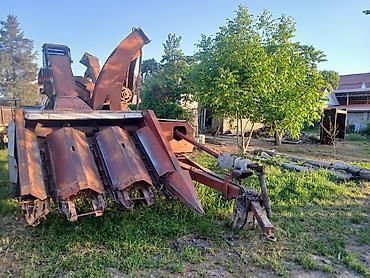 jon deere: Кукурузоуборочная приставка/подборщик на прицепном ходу - — 1