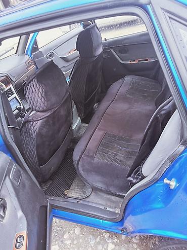 Другие автомобили: Седан синего цвета, 4 двери. Атмосферный бензиновый двигатель — 6