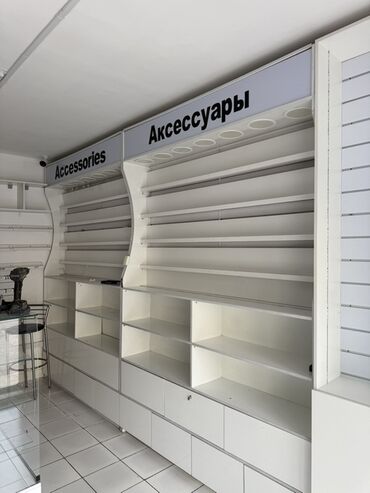железный стелаж: Торговое оборудование, включающее в себя стеллажи с полками и
