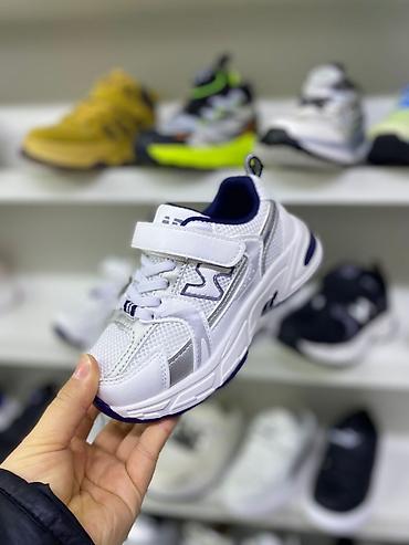 Детская обувь: Кроссовки и кеды — широкий выбор моделей на полках магазина. - — 12