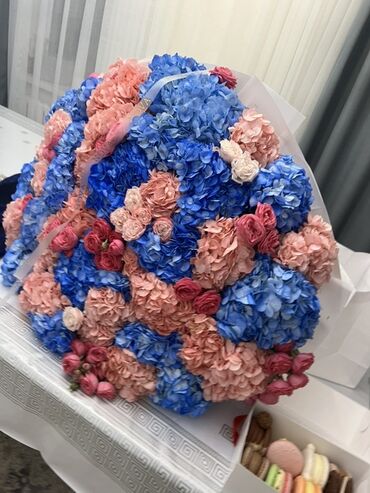 лаванда цветы: Пышный авторский букет из гортензий
От Nova flowers
