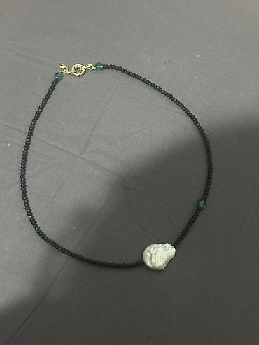 Qara muncuq boyunbağı – təbii düyünsüz barok işıltılı mirvari detalli
