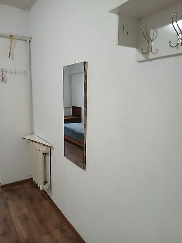 Долгосрочная аренда комнат: Сдаётся небольшая комната-студия. Планировка и оснащение: - Жилая — 3