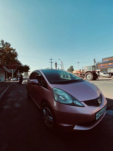 купить маленькую машину недорого: Honda Fit: 2010 г., 1.3 л, Автомат, Бензин, Хэтчбэк